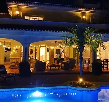 El Paraiso Deluxe Villa *